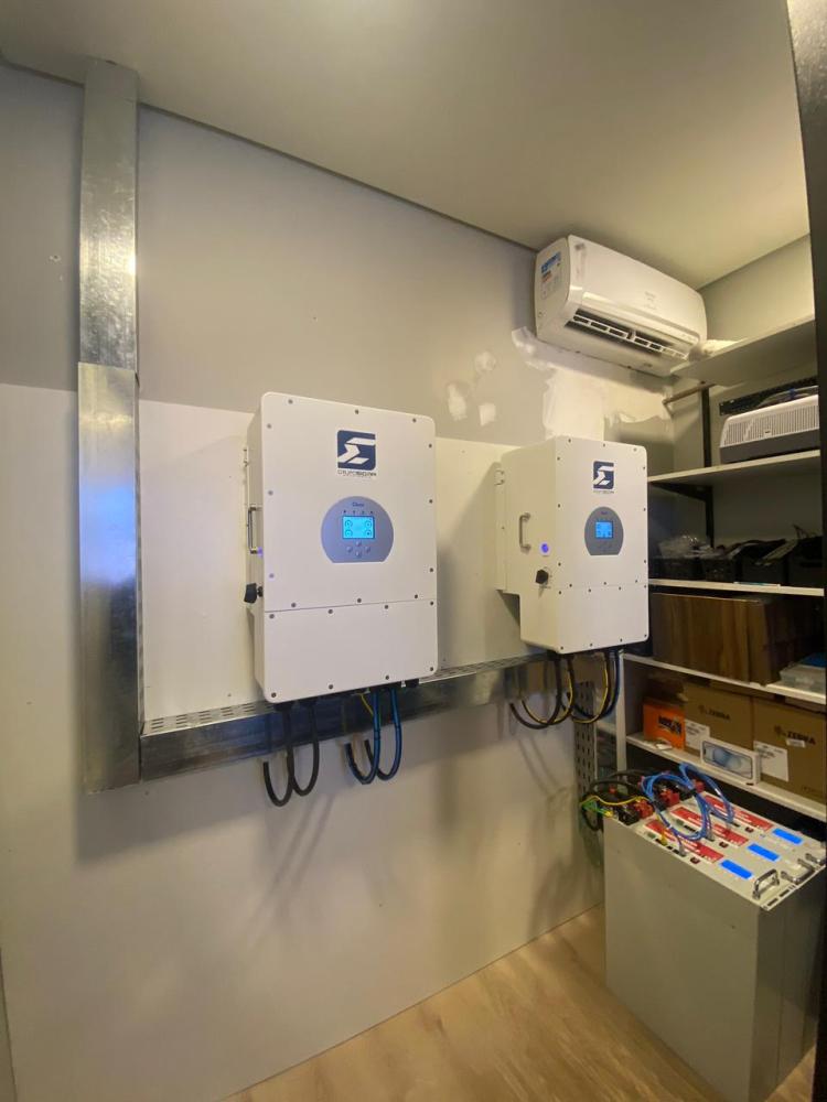 Inversores híbridos instalados para sistema de energia solar